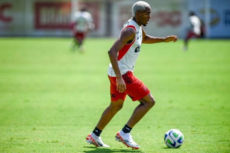 Destaque do sub-20, Lorran treina com elenco profissional do Flamengo