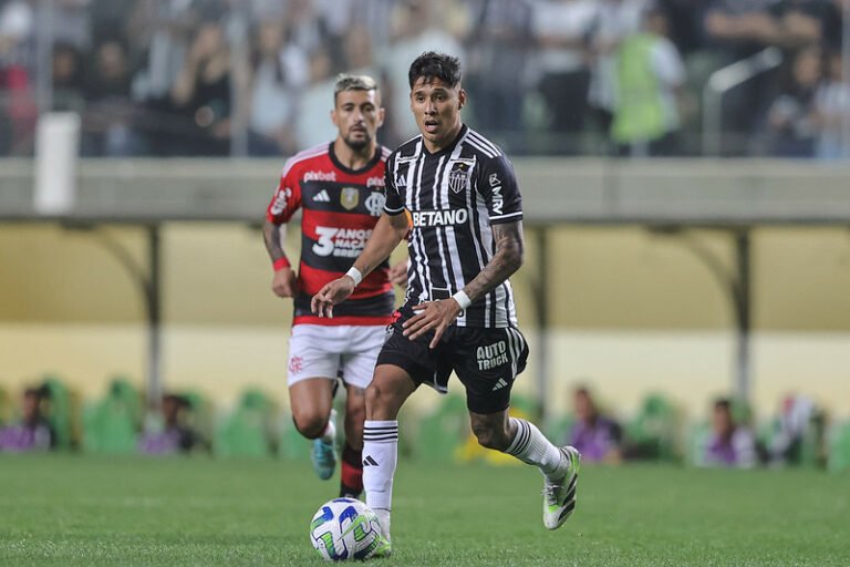 Rodrigo Caetano nega possibilidade de Matías Zaracho trocar o Atlético pelo Flamengo