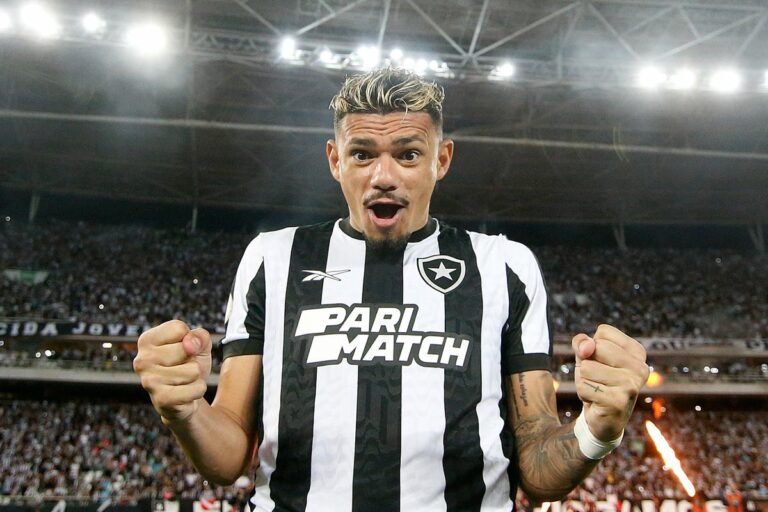 Botafogo faz grande sucesso com produtos de Tiquinho Soares e jogador faz pedido especial