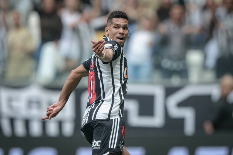 Artilheiro do Atlético, Paulinho alcança marcas de Jô e Tardelli nas temporadas 2013 e 2014