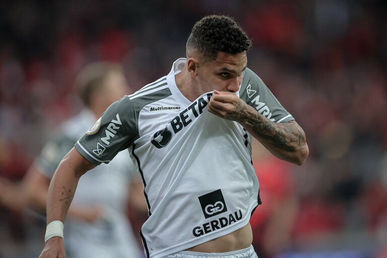 Paulinho se torna o jogador mais decisivo do Atlético-MG de Felipão no Brasileirão