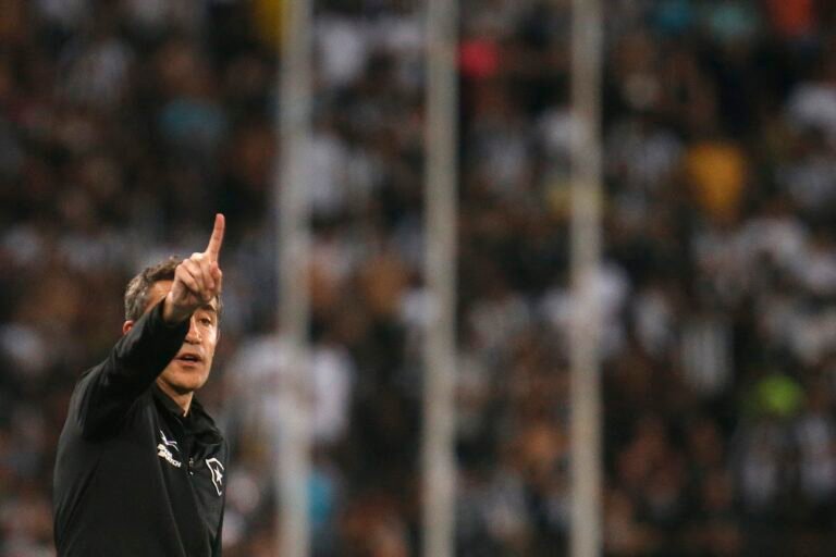 Botafogo anuncia saída de Bruno Lage