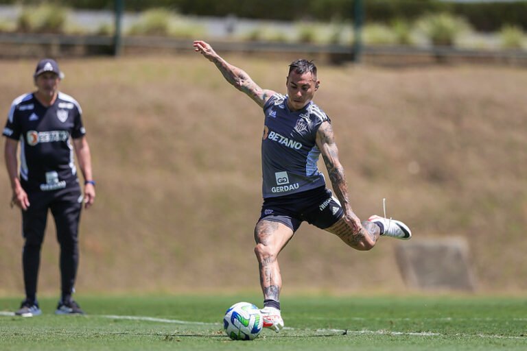 Atlético confirma lesão no joelho e desfalque de Eduardo Vargas