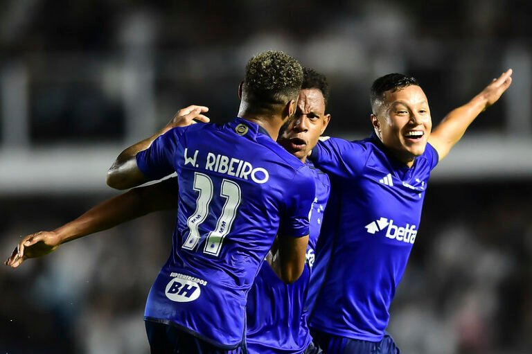 Cruzeiro quebra jejum em clássicos no Brasileirão e faz história na Arena MRV