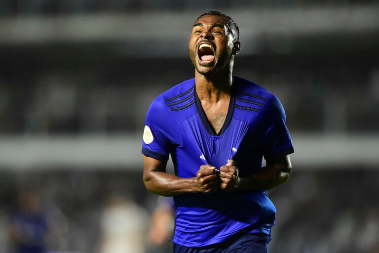 Nikão desencanta no Cruzeiro e recebe apoio de companheiros: “Trabalha muito”