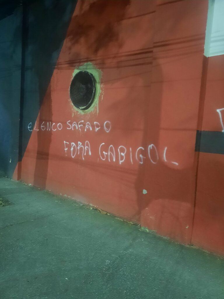 Após vice do Flamengo, muro da Gávea é pichado: “Elenco safado”