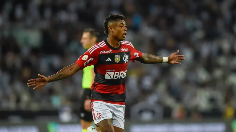 Flamengo deve oferecer aumento salarial a Bruno Henrique para evitar sua transferência ao Palmeiras