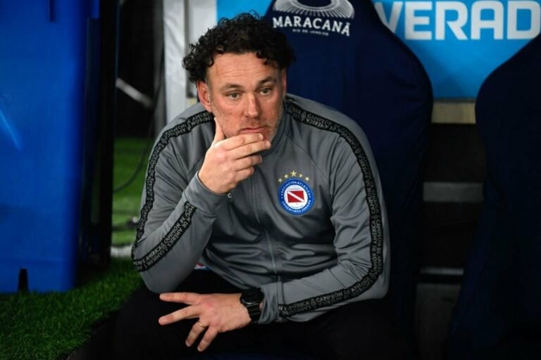 Gabriel Milito é procurado pelo Cruzeiro, mas recusa assumir o clube brasileiro no momento