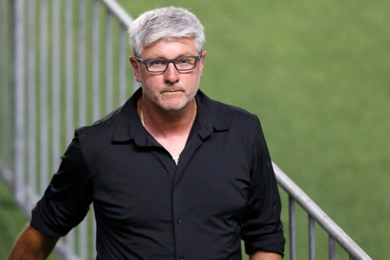 Cruzeiro procura Odari Hellmann para assumir vaga até o fim de 2023, mas treinador recusa