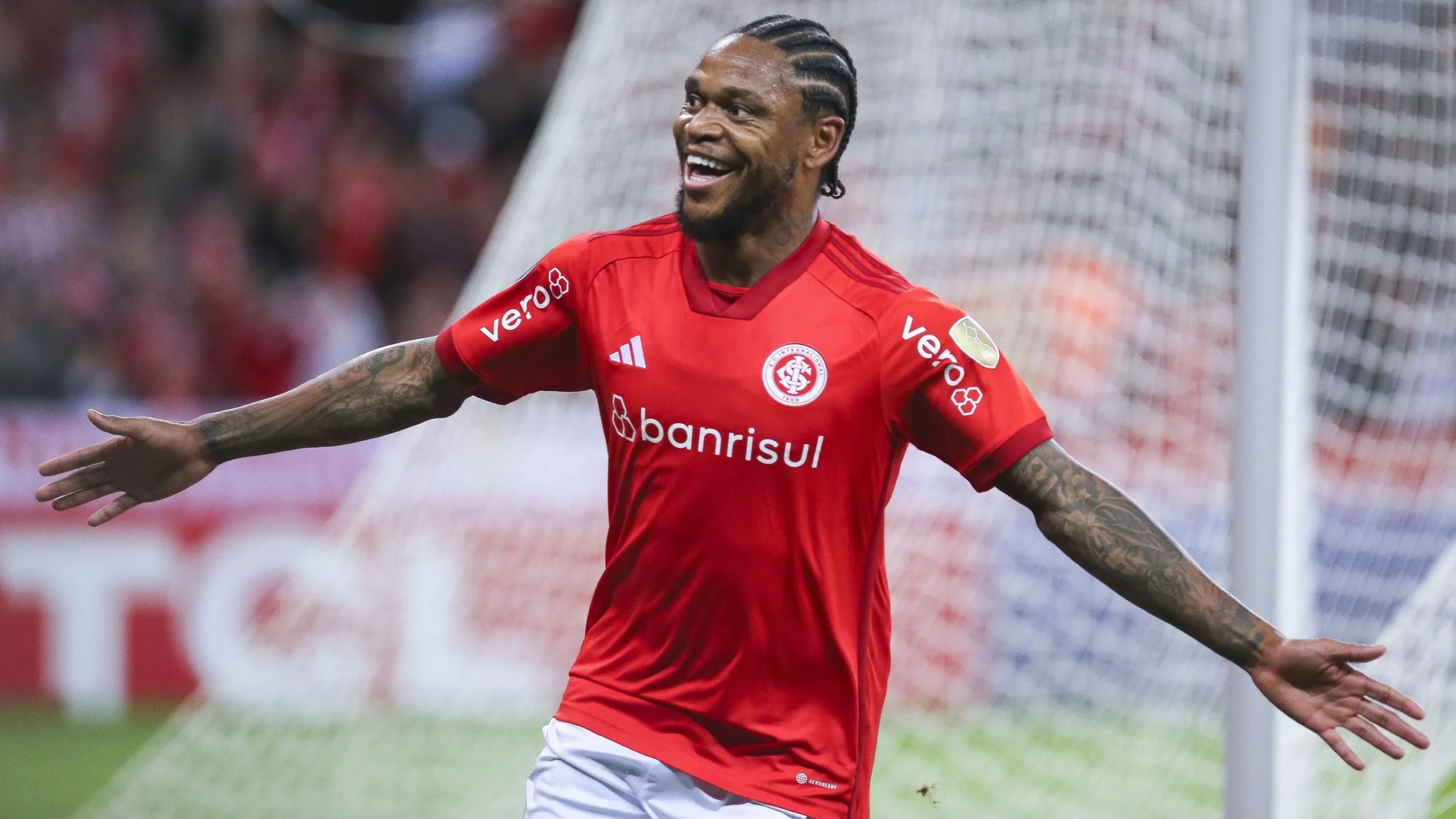 Luiz Adriano, alvo dos time da Arábia Saudita, com a camisa do INternacional