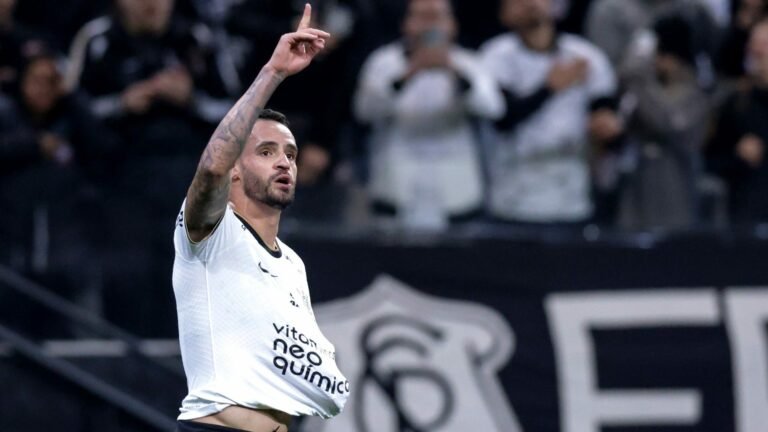 Renato Augusto com a camisa do Corinthians