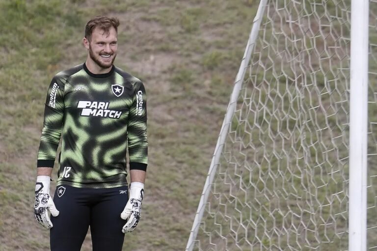 Lucas Perri treina normalmente e deve jogar contra o Corinthians