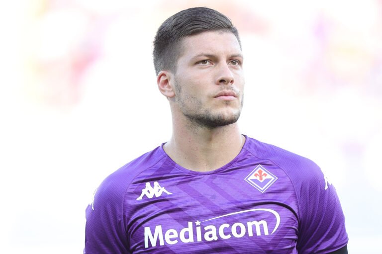 Jovic, agora do Milan, com a camisa da Fiorentina