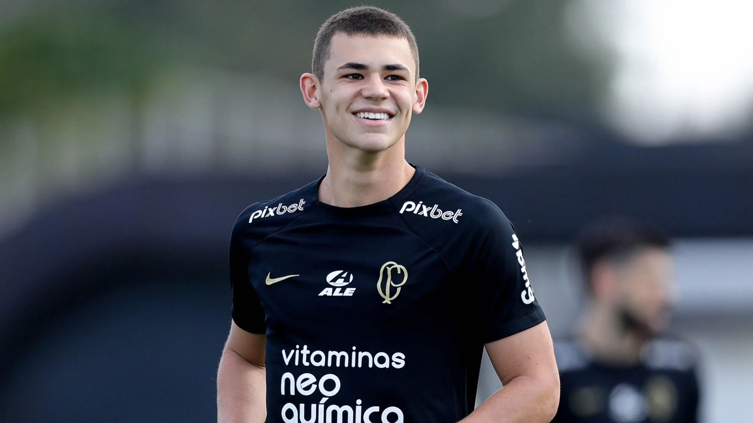Gabriel Moscardo com camisa de treino do Corinthians