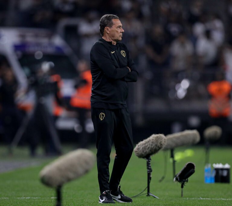 Luxemburgo comenta críticas da torcida do Corinthians ao seu trabalho e pede apoio à equipe: “Não precisa me abraçar”