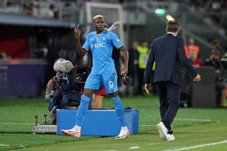 Victor Osimhen se desculpa com treinador e companheiros de elenco no Napoli após sair de campo reclamando de substituição