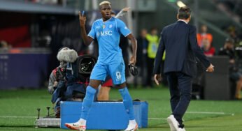 Victor Osimhen se desculpa com treinador e companheiros de elenco no Napoli após sair de campo reclamando de substituição