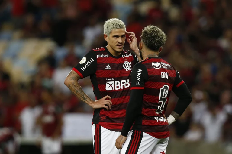 Pedro e Gabigol podem começar juntos como titulares após mais de três meses