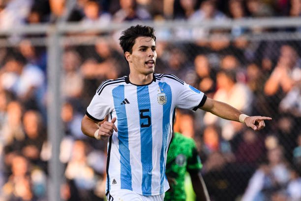 Barcelona e Real Madrid disputam contratação de joia argentina, afirma site