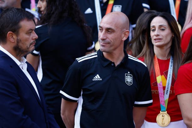 Após polêmica, Luis Rubiales renuncia cargo da Federação Espanhola de Futebol