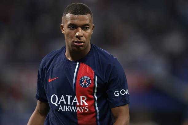 Na mira do Real Madrid, Kylian Mbappé é alvo do Liverpool para 2024