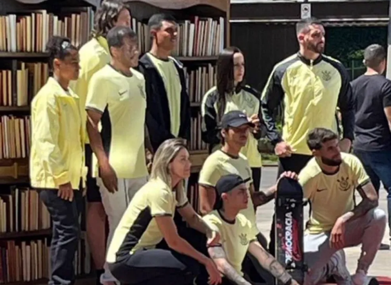 Nova camisa do Corinthians tem imagens vazadas por torcedores em ensaio fotográfico