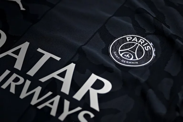 PSG lança nova camisa três em parceria com marca de Michael Jordan