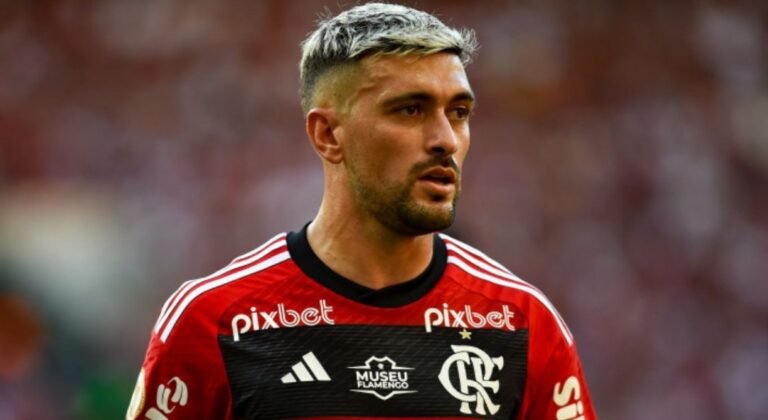 Arrascaeta e Luiz Araújo participam de aquecimento, mas seguem treinando separado