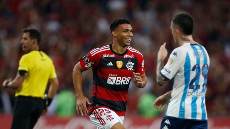 Flamengo discute abrir negociação para renovar com Victor Hugo