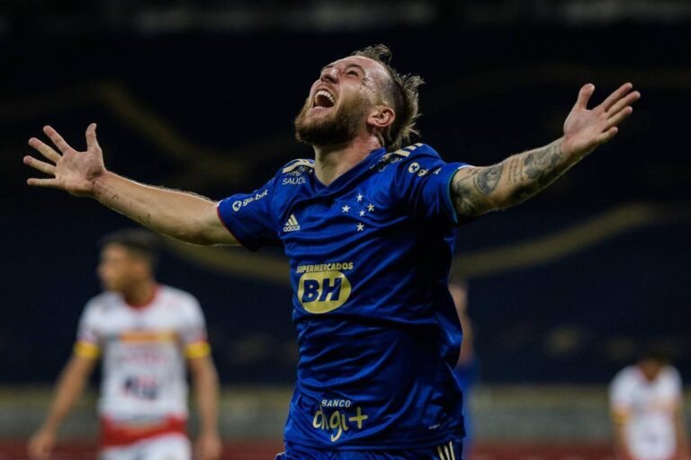 Cruzeiro negocia venda de atacante ao Jubilo Iwata, do Japão