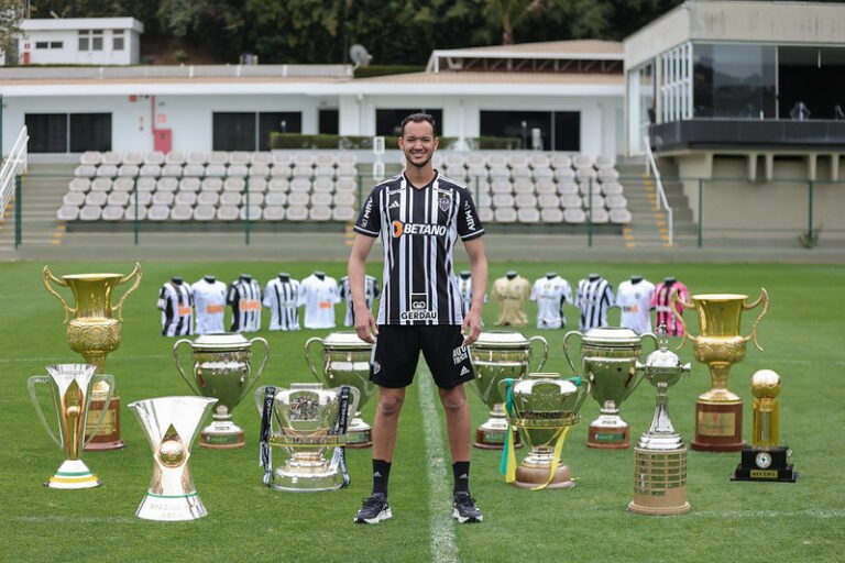 Ídolo do Atlético e jogador mais vencedor da história do clube, Réver anuncia aposentadoria aos 38 anos