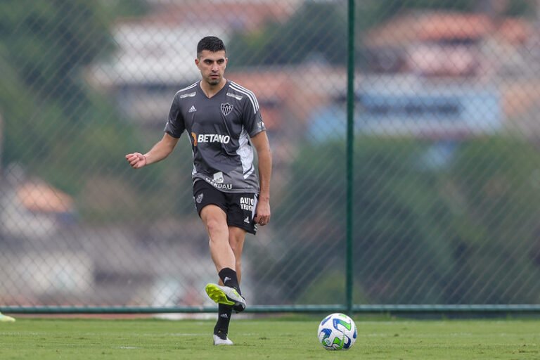 Atlético negocia renovação de contrato com Rodrigo Battaglia