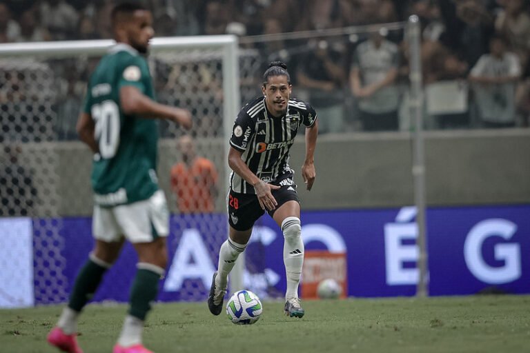 Atlético anuncia renovação com Maurício Lemos e Mariano; Vínculo com zagueiro é até o fim de 2025