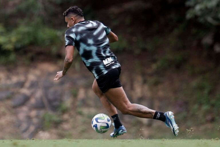 Tiquinho Soares volta a treinar com bola e deve reforçar Botafogo contra o Fortaleza