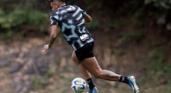 Tiquinho Soares volta a treinar com bola e deve reforçar Botafogo contra o Fortaleza