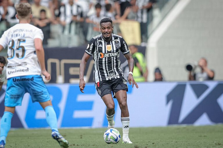 Felipão comenta vaias recebidas por Jemerson e Edenilson e fala sobre substituições