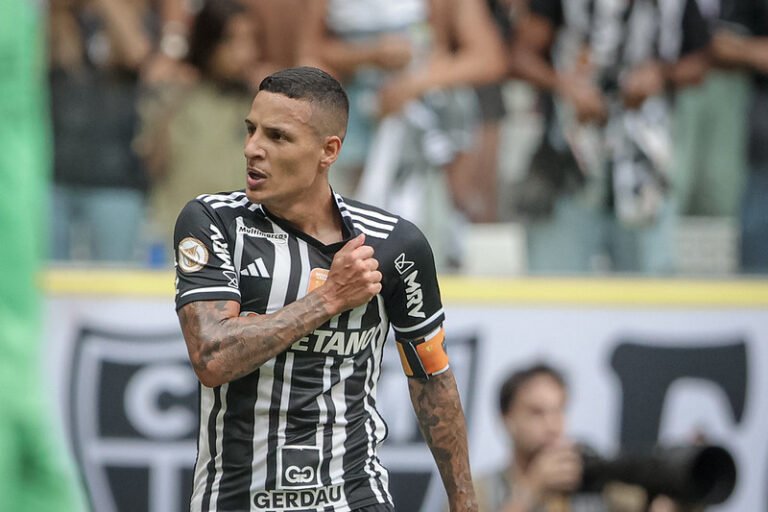 Após vitória, Guilherme Arana comenta lesão sofrida por Neymar e elogia festa da Massa Atleticana