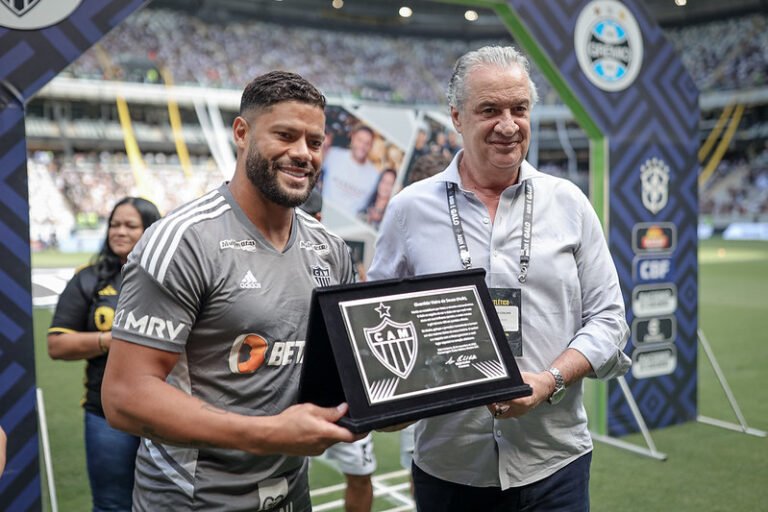 Hulk chega a marca de 400 gols na carreira e recebe homenagens do Atlético