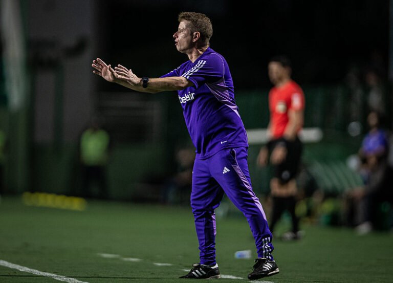 Após vitória do Cruzeiro, Fernando Seabra ressalta: “Futebol atrativo é segundo plano”