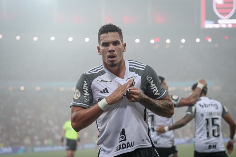 Paulinho é alvo de intolerância religiosa após gol contra Flamengo e Atlético se pronuncia