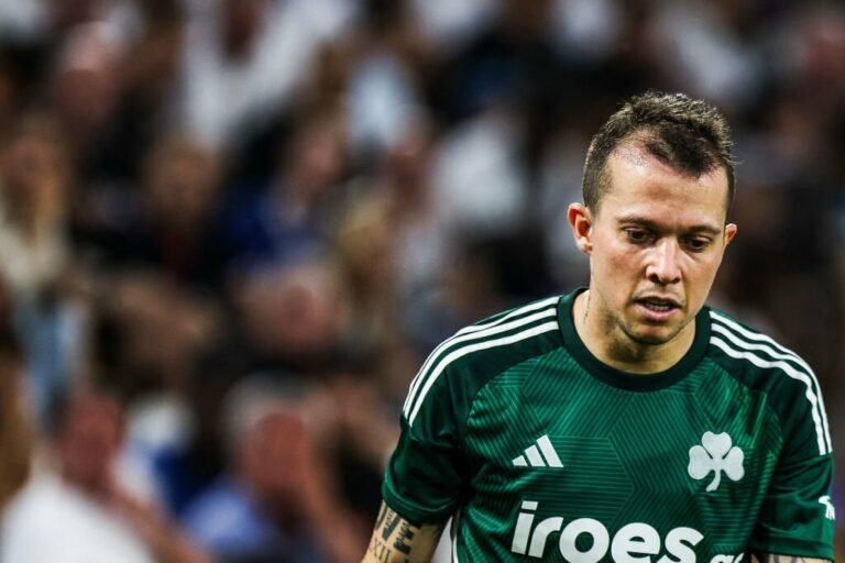 Atlético tem interesse no retorno de Bernard em 2024; jogador vive fim de contrato na Grécia