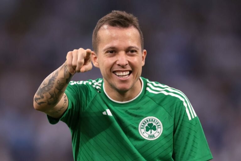 Corinthians faz consulta por Bernard, na mira do Atlético-MG