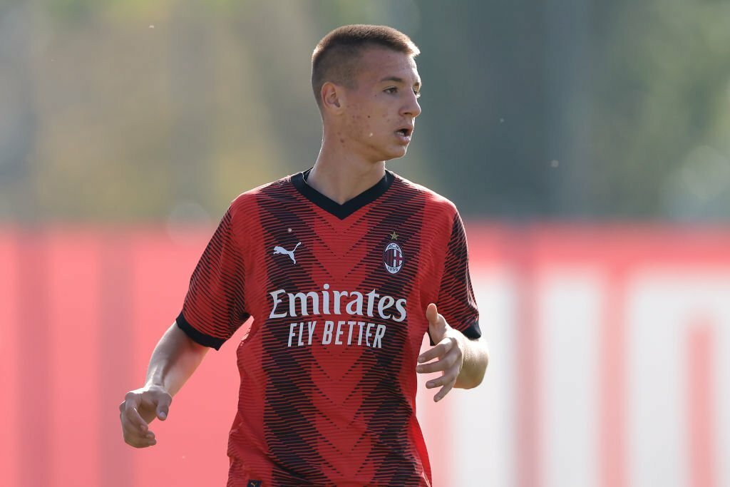 Aos 15 anos, maior promessa da base do Milan pode ser titular em duelo contra a Fiorentina pela Serie A