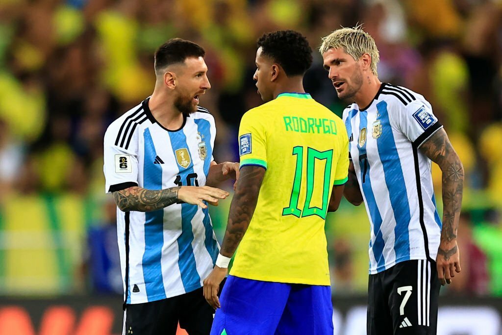 Pivô de polêmica com Messi, Rodrygo evita entrar no assunto: “Melhor nem comentar”