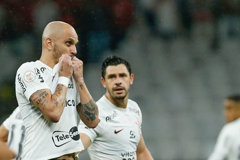 Fábio Santos se despede do Corinthians contra o Internacionl; clube planeja homenagens