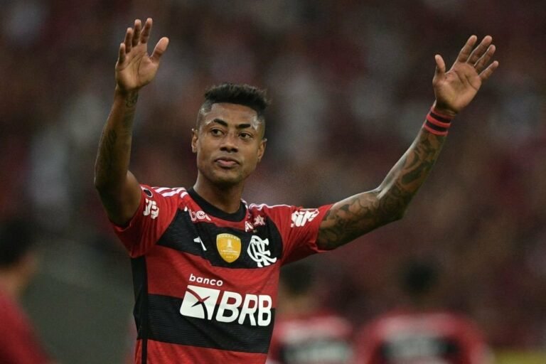 Renovação de Bruno Henrique é colocada em ‘stand by’ pela diretoria do Flamengo