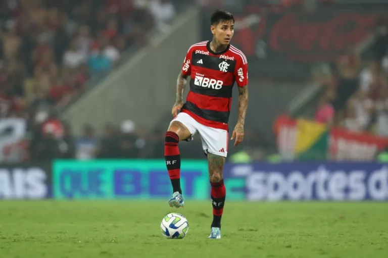 Pulgar recebe terceiro cartão amarelo e está fora da partida contra o Atlético-MG