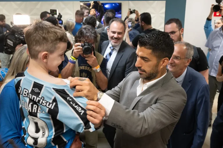 Após receber homenagens em Porto Alegre, Luis Suárez fala em tom de despedida do Grêmio