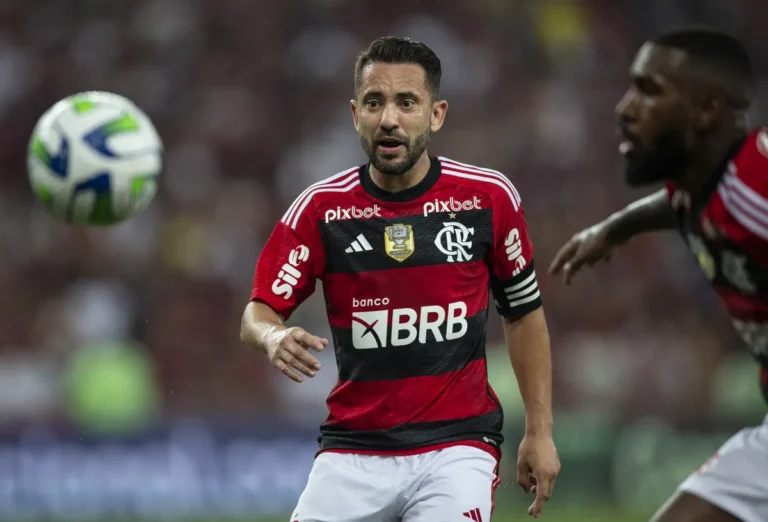 Flamengo aguarda retorno de Everton Ribeiro ao Brasil para avançar por renovação