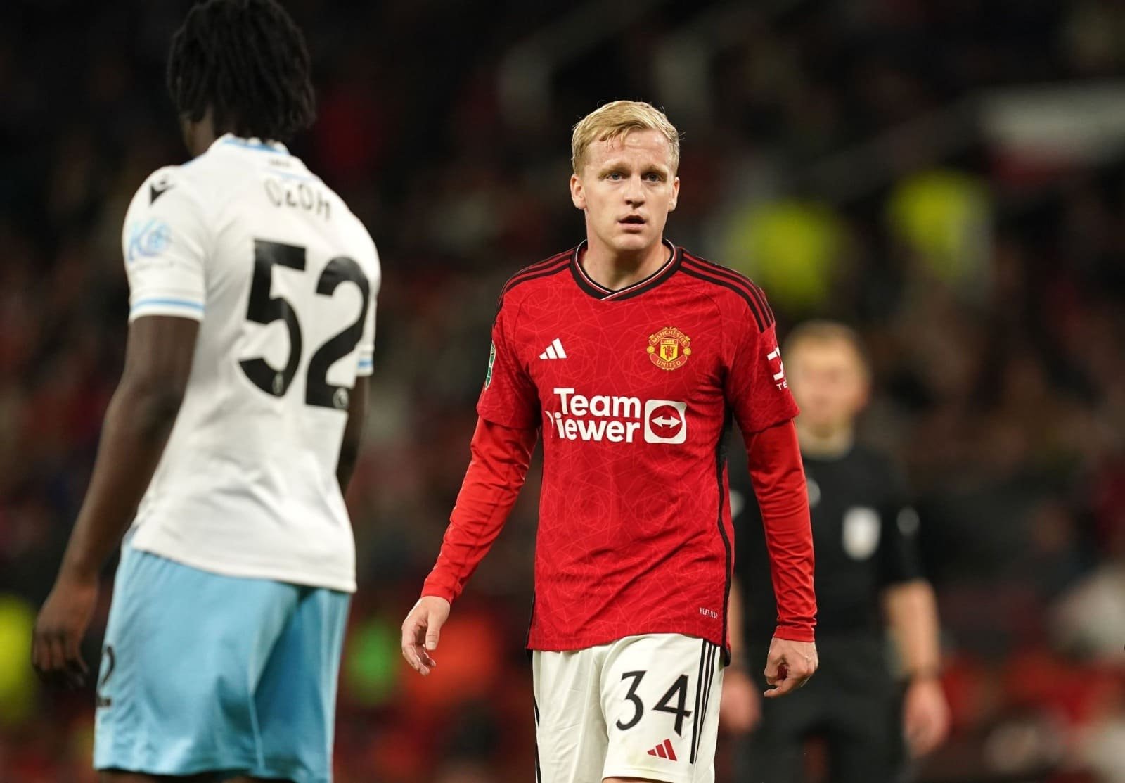 Donny van de Beek se oferece ao Barcelona para substituir Gavi